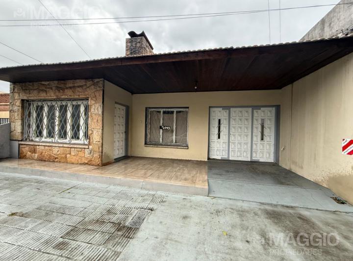 Casa · 210m² · 4 Ambientes · 2 Cocheras