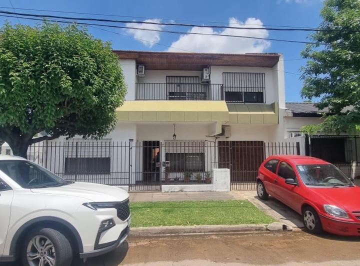 Casa · 231m² · 6 Ambientes · 2 Cocheras