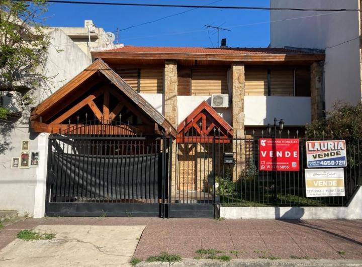 Casa · 230m² · 4 Ambientes · 2 Cocheras