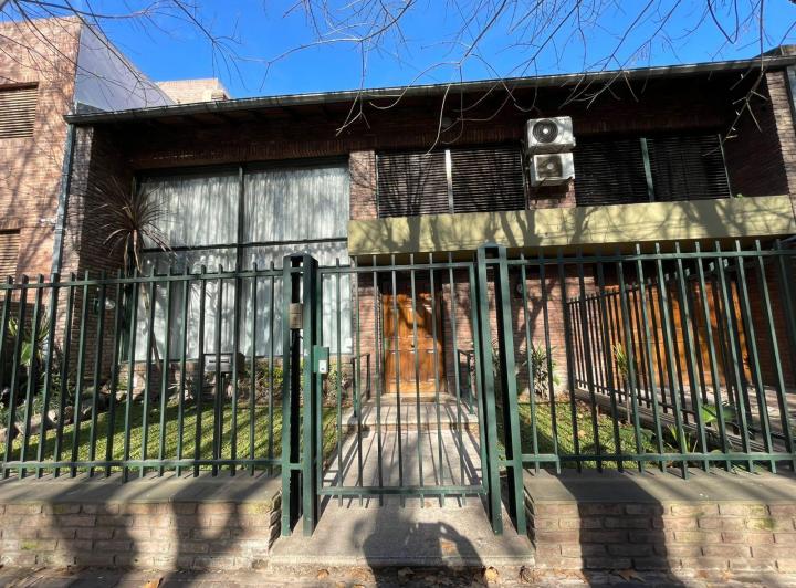 Casa · 200m² · 5 Ambientes · 2 Cocheras