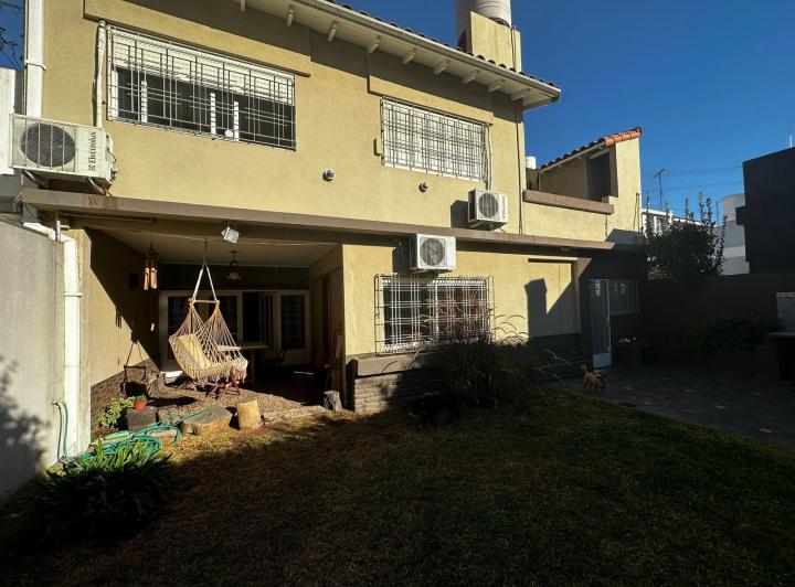 Casa · 220m² · 6 Ambientes · 2 Cocheras