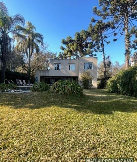 Casa · 180m² · 4 Ambientes · 1 Cochera