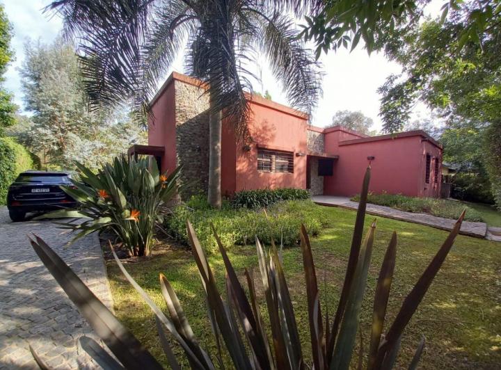 Casa · 200m² · 4 Ambientes · 3 Cocheras