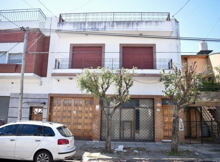 Casa · 210m² · 4 Ambientes · 2 Cocheras