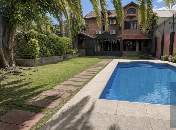 Casa · 324m² · 4 Ambientes · 2 Cocheras