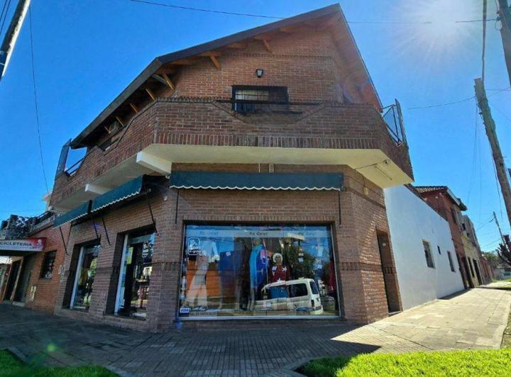 Casa · 252m² · 4 Ambientes · 2 Cocheras