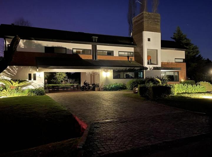 Casa · 460m² · 4 Dormitorios · 4 Cocheras