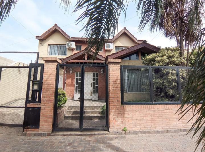 Casa · 400m² · 4 Ambientes · 2 Cocheras