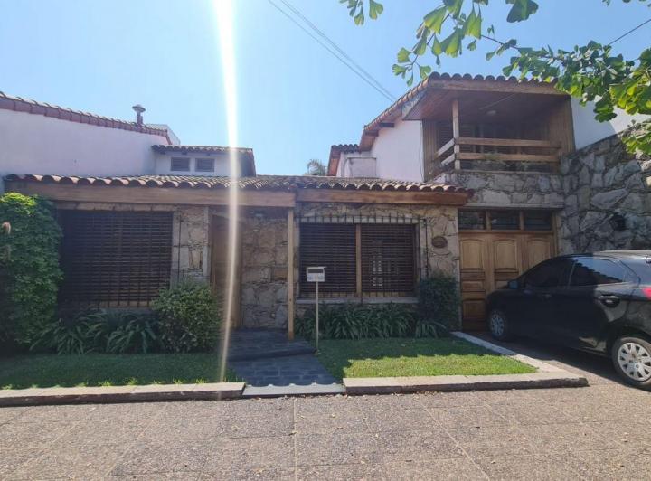 Casa · 220m² · 4 Ambientes · 1 Cochera