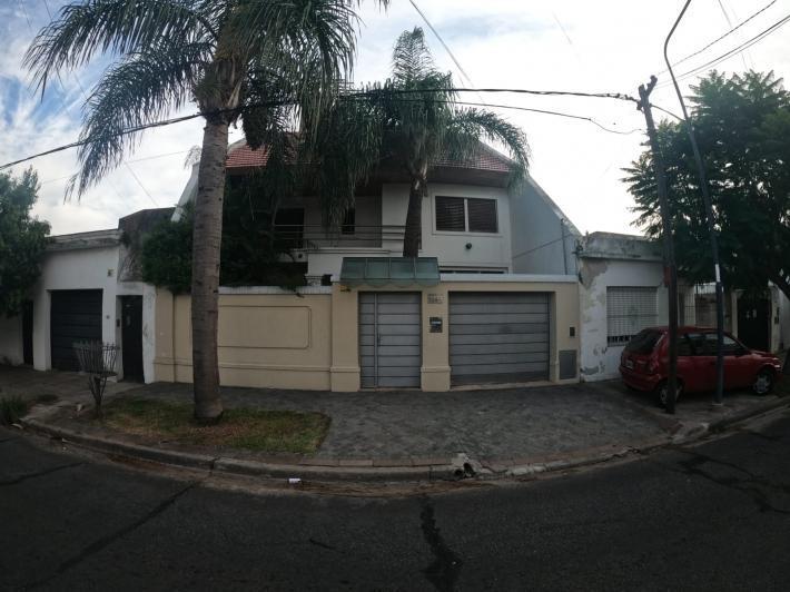 Casa · 300m² · 6 Ambientes · 2 Cocheras