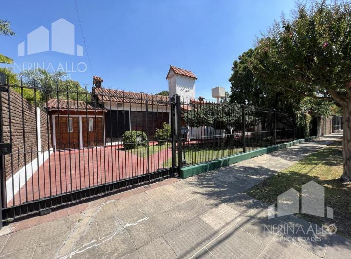 Casa · 250m² · 4 Ambientes · 2 Cocheras