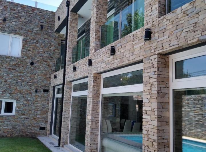 Casa · 290m² · 5 Ambientes · 4 Cocheras