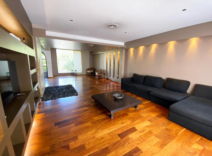 Casa · 330m² · 7 Ambientes · 2 Cocheras