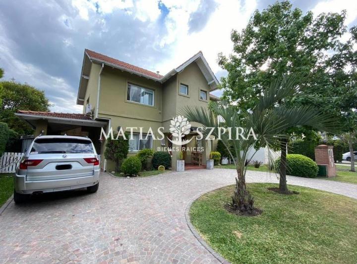 Casa · 255m² · 5 Ambientes · 2 Cocheras