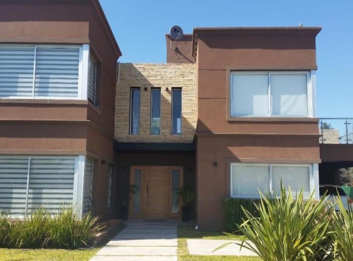 Casa · 278m² · 5 Ambientes · 2 Cocheras