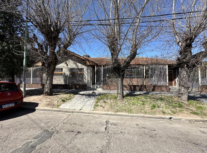 Casa · 200m² · 6 Ambientes · 3 Cocheras