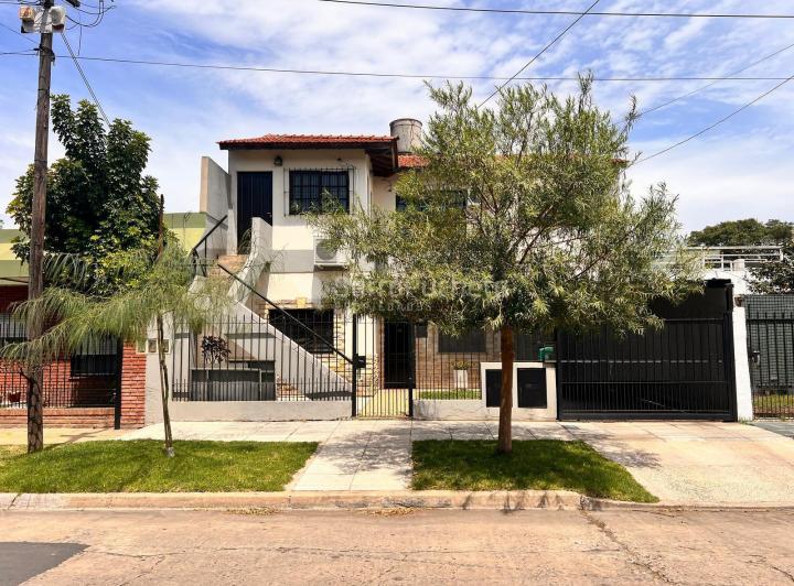 Casa · 160m² · 3 Ambientes · 2 Cocheras