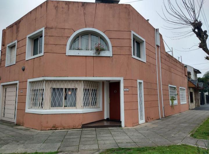 Casa · 220m² · 6 Ambientes · 1 Cochera
