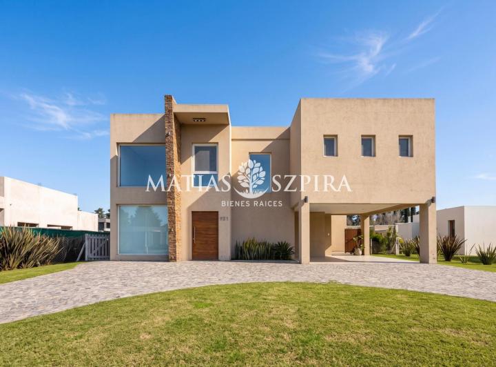 Casa · 200m² · 4 Ambientes · 2 Cocheras