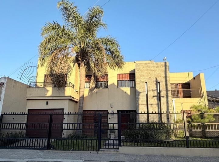 Casa · 270m² · 5 Ambientes · 1 Cochera