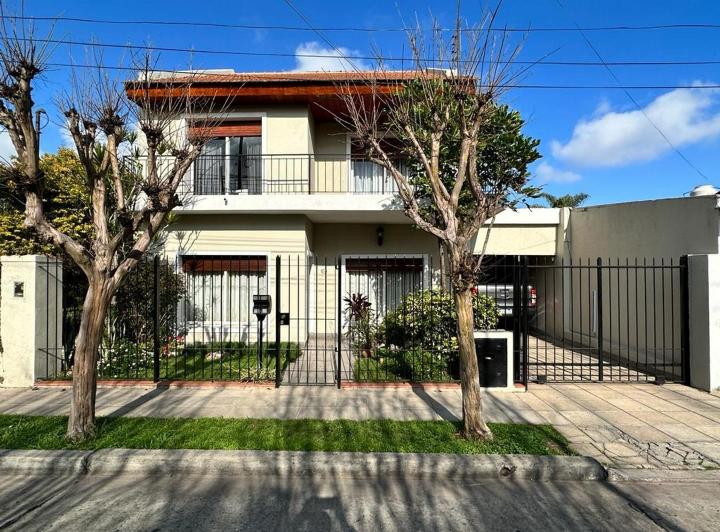 Casa · 240m² · 6 Ambientes · 3 Cocheras