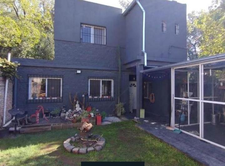 Casa · 200m² · 5 Ambientes · 5 Cocheras