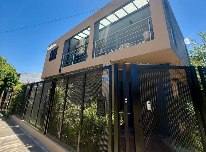 Casa · 200m² · 5 Ambientes · 2 Cocheras