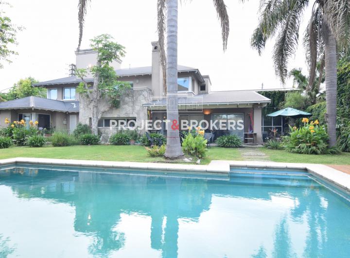 Casa · 450m² · 6 Ambientes · 4 Cocheras