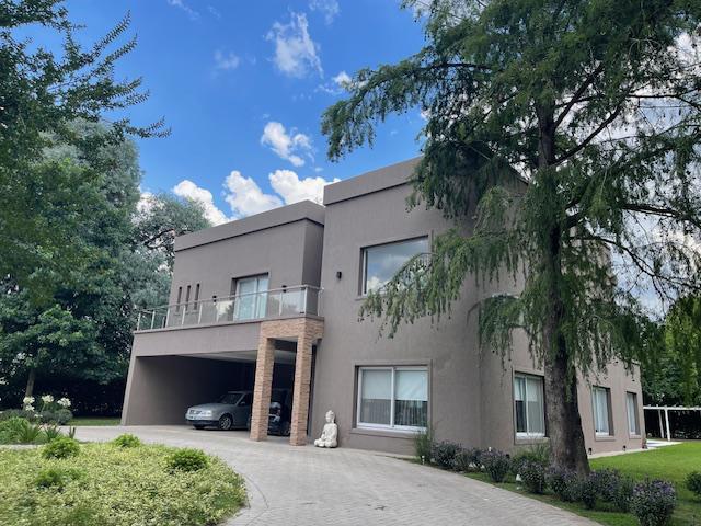 Casa · 334m² · 4 Dormitorios · 3 Cocheras