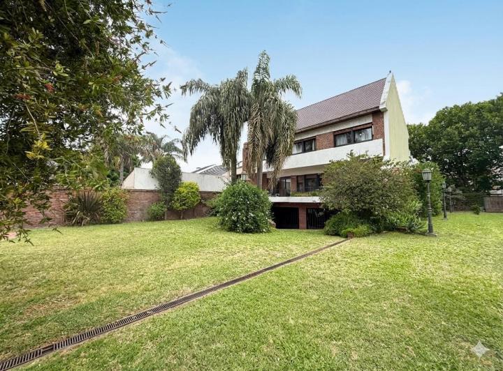 Casa · 400m² · 5 Ambientes · 4 Cocheras