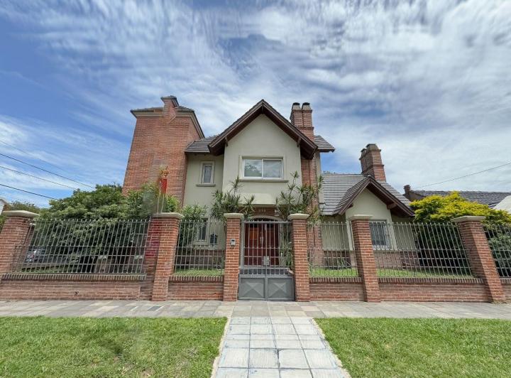 Casa · 355m² · 6 Ambientes · 2 Cocheras