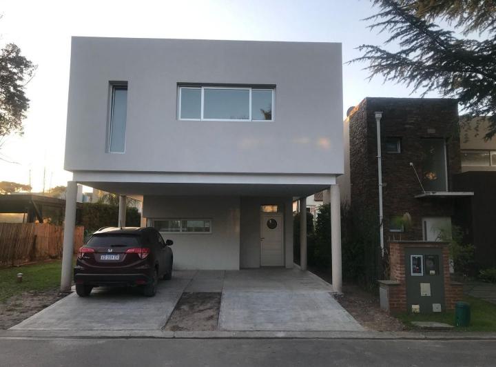 Casa · 246m² · 4 Ambientes · 1 Cochera