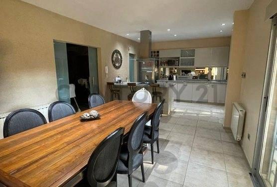 Casa · 230m² · 3 Dormitorios