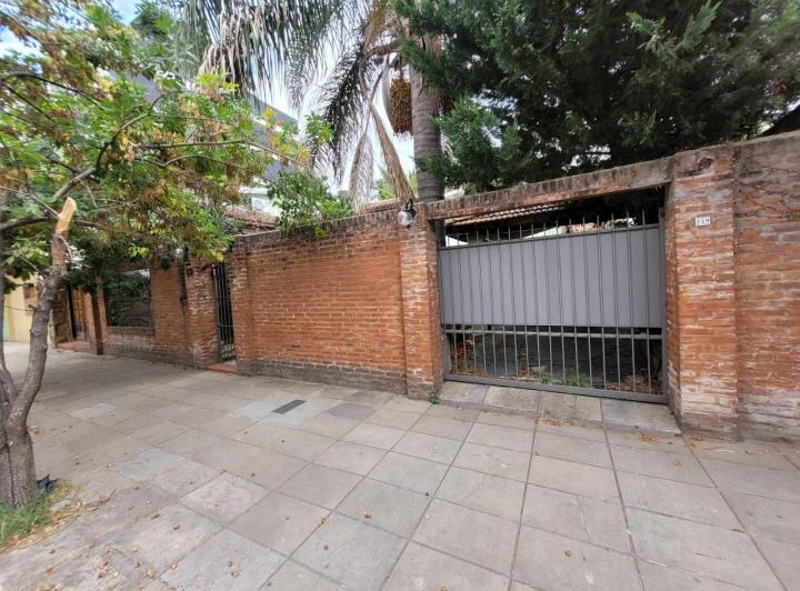 Casa · 251m² · 6 Ambientes · 2 Cocheras