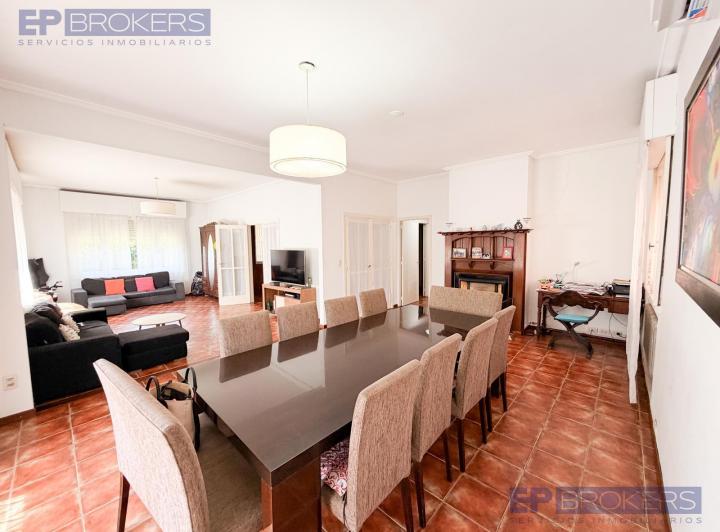Casa · 250m² · 6 Ambientes · 1 Cochera
