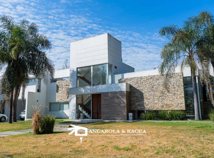 Casa · 550m² · 4 Dormitorios · 2 Cocheras