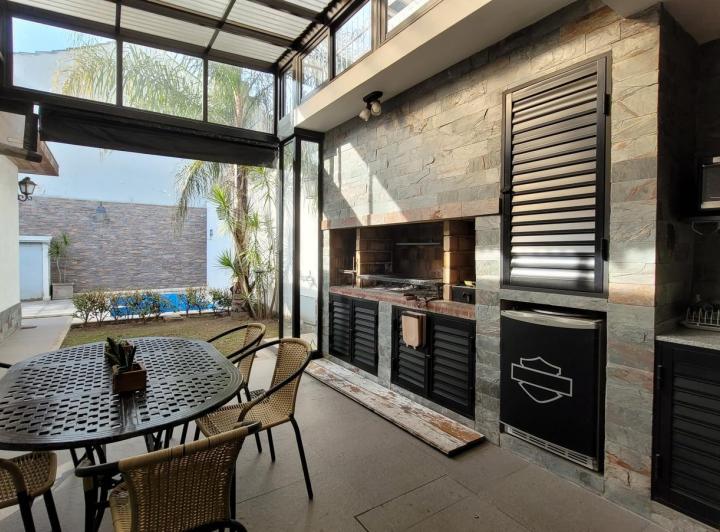 Casa · 270m² · 6 Ambientes · 3 Cocheras