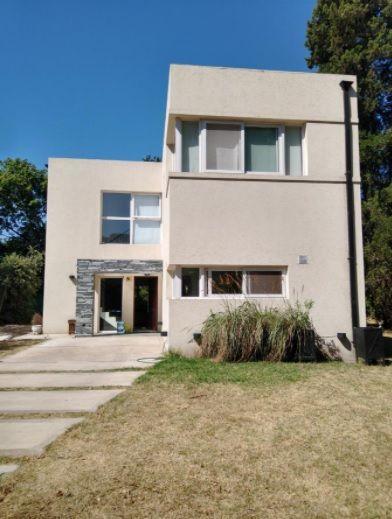 Casa · 207m² · 4 Ambientes · 1 Cochera