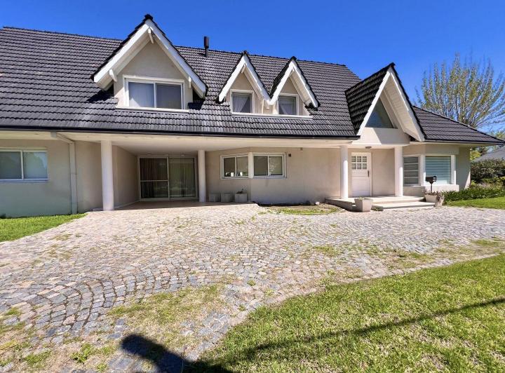 Casa · 440m² · 5 Ambientes · 6 Cocheras