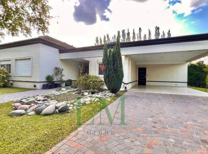 Casa · 250m² · 4 Ambientes · 2 Cocheras