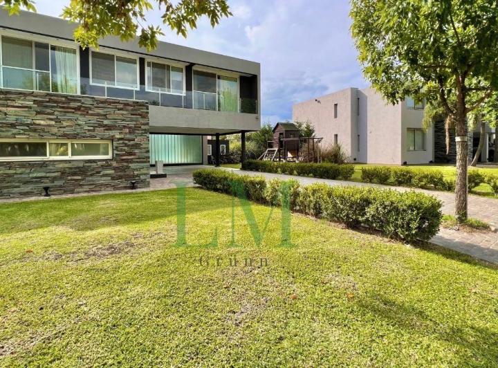 Casa · 450m² · 6 Ambientes · 2 Cocheras
