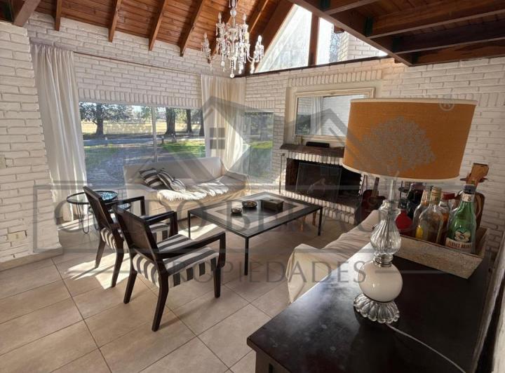 Casa · 140m² · 5 Ambientes · 2 Cocheras