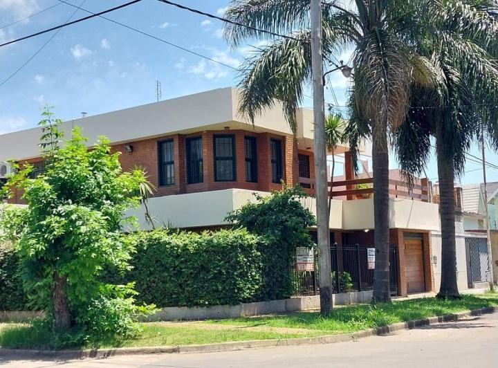 Casa · 250m² · 7 Ambientes · 2 Cocheras