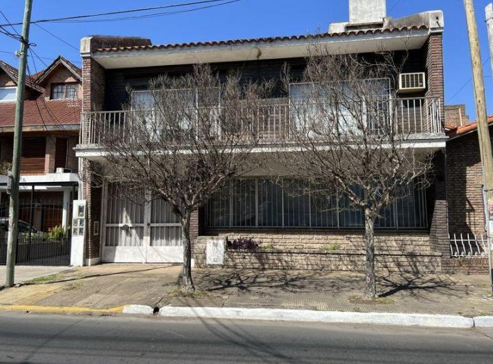 Casa · 235m² · 6 Ambientes · 2 Cocheras