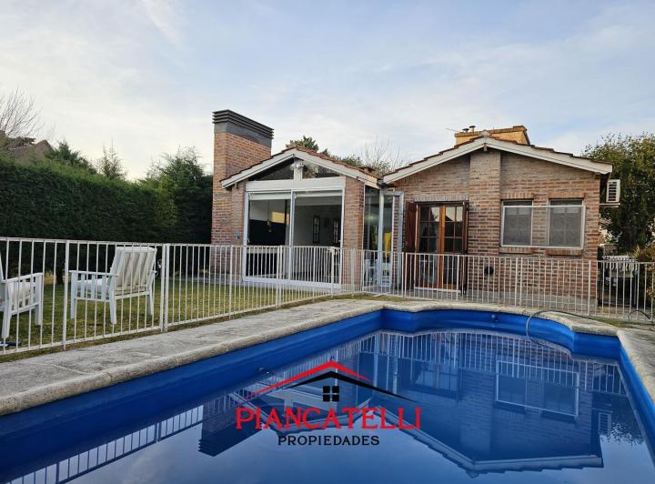 Casa · 95m² · 5 Ambientes · 4 Cocheras