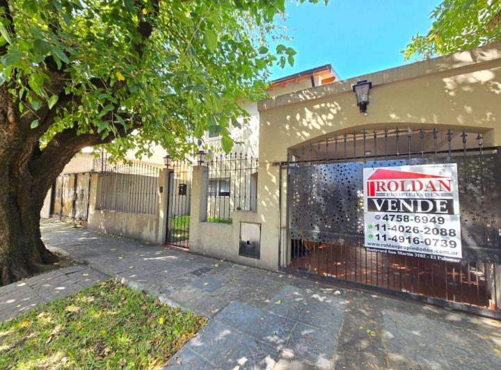 Casa · 216m² · 6 Ambientes · 2 Cocheras