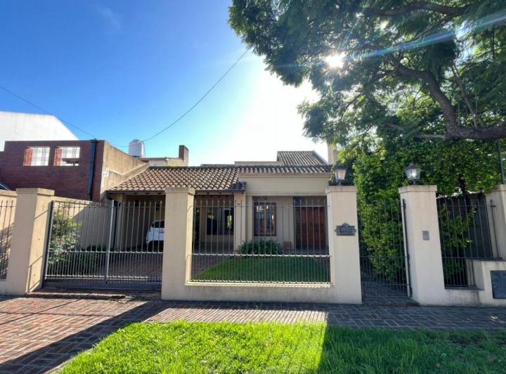 Casa · 250m² · 6 Ambientes · 4 Cocheras