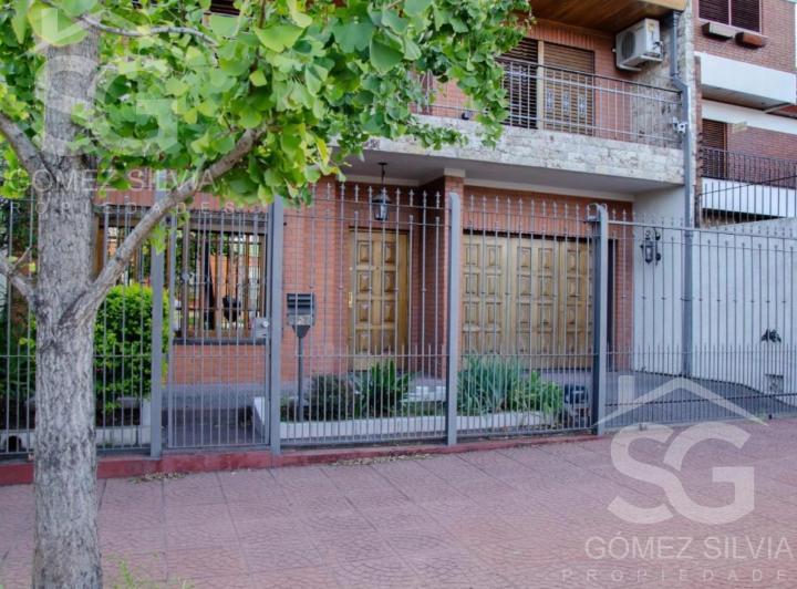 Casa · 450m² · 5 Ambientes · 2 Cocheras