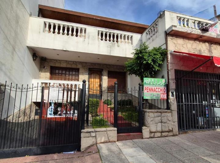 Casa · 330m² · 5 Ambientes · 4 Cocheras