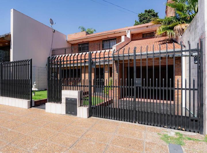 Casa · 93m² · 4 Ambientes · 1 Cochera